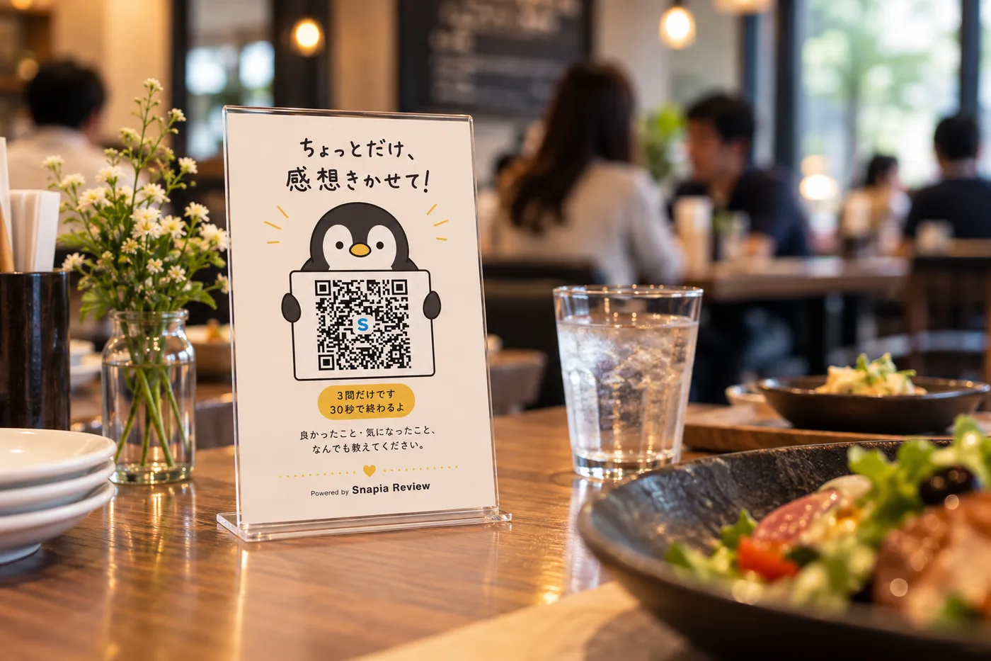 店内でQR案内カードが置かれた食卓の様子